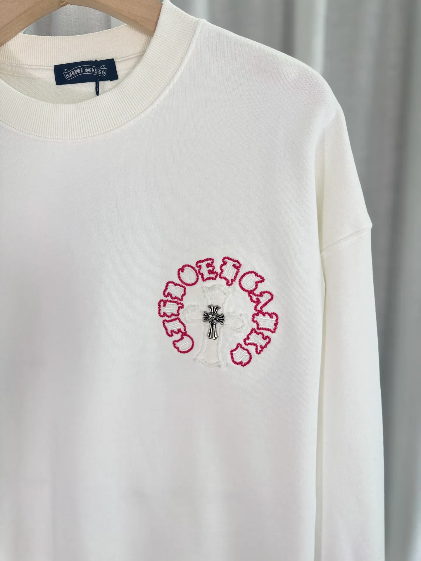 P260 top version, real shot without P, ​​different from market currency) 𝗖𝗵𝗿𝗼𝗺𝗲 𝗛𝗲𝗮𝗿𝘁𝘀/Cro Heart 2025 patch embroidery autumn and winter new original single counter American laser burnt 3D three-dimensional color embroidery couple casual sweatshirt 👑The highest version! Customized fabric 400g tripe terry fabric! American acid-washed and distressed original fabric laser burnt ✟appliqué embroidery and exquisite embroidery of letters! The best-selling model in the counter, very comfortable to wear. Accessories: original molded and authenticated collar label➕100% silk wash label. Genuine purchase-grade original hangtag���matching hanging rope➕3D hanging beads➕original packaging bag. Craftsmanship: The original version has consistent wiring! The highest version of the armhole matching technique! Color: White Black Size: S M L XL Style Number: 25-312